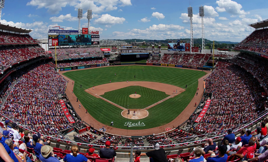 Lunes de MLB: Reds y Cubs Chocan en un Duelo Decisivo en Wrigley Field